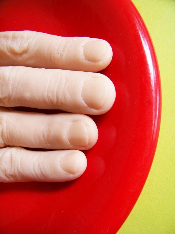 Jabones de baño con forma de dedos humanos mutilados