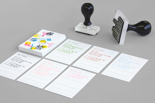 Identidad Visual creativa para Playlab: tarjetas de presentación con sellos de caucho