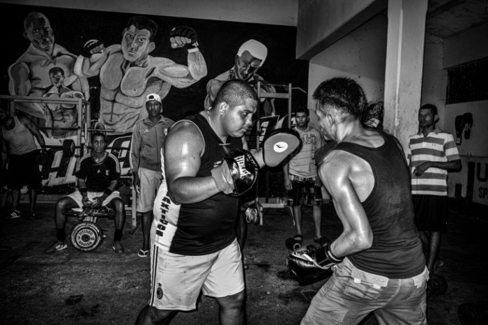Wilmer "Wilmito" Brizuela enseña a otro prisionero a boxear en el gimnasio de la prisión. Foto: Sebastián Liste