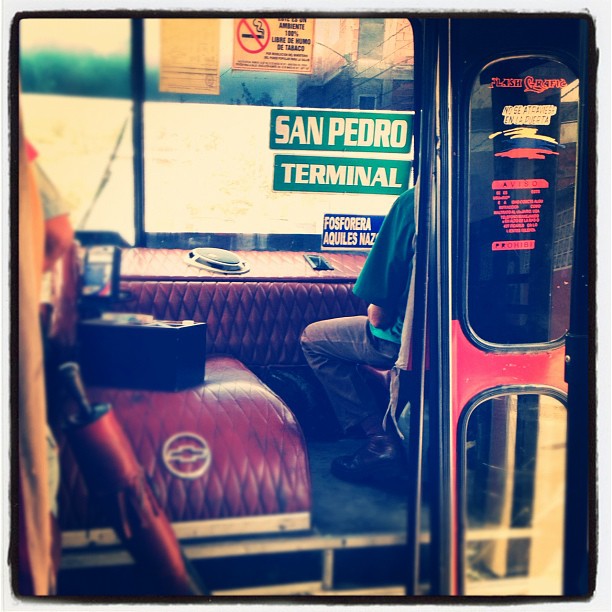 Interior de una camionetica caraqueña: la cabina. Foto @elclavell