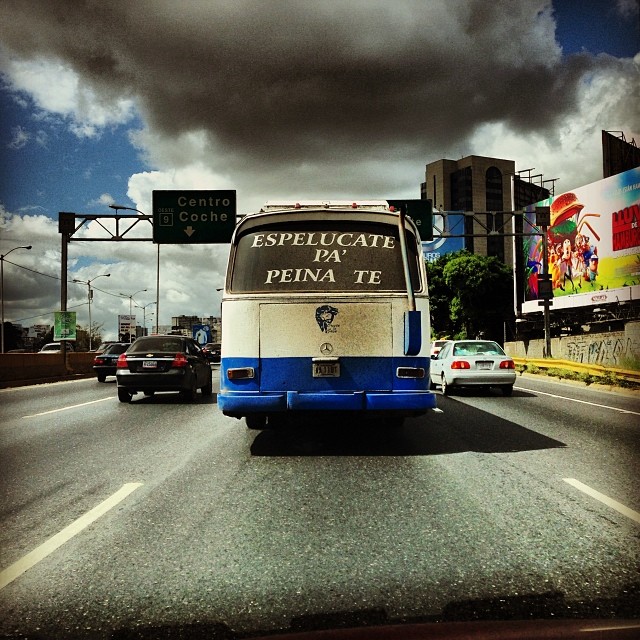Camionetica "Espelúcate pa' peinate" (Autopista Francisco Fajardo, Caracas). Foto por: @maku1105