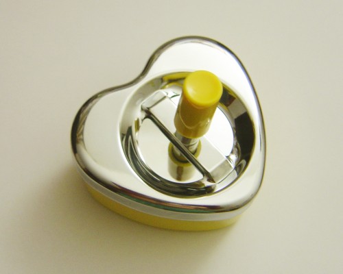 Cenicero con forma de corazón amarillo estilo vintage