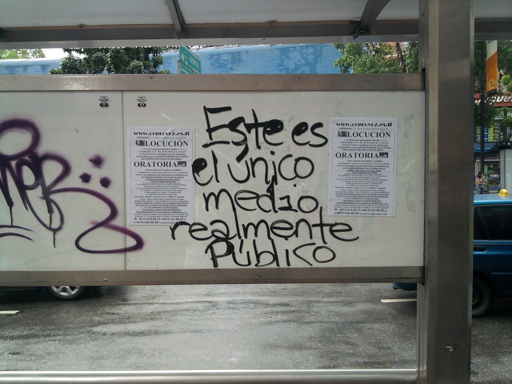 "Este es el único medio realmente público" (Graffitti en una parada de Bus en Chacao, Caracas)