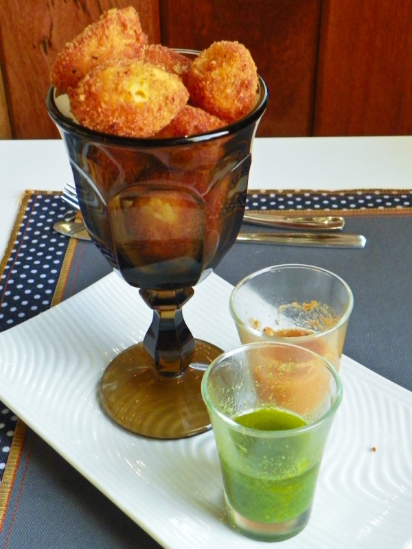 Croquetas de Papa con salsa de pesto y picante - La Casa 22 Café & Vino
