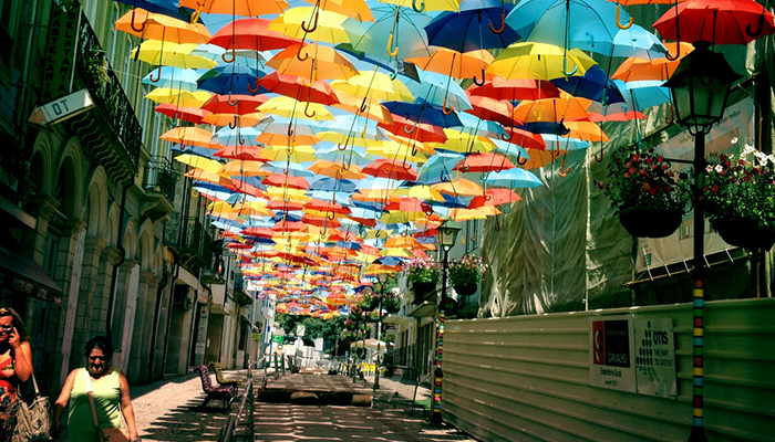 Paraguas de Colores en Cielo de Portugal