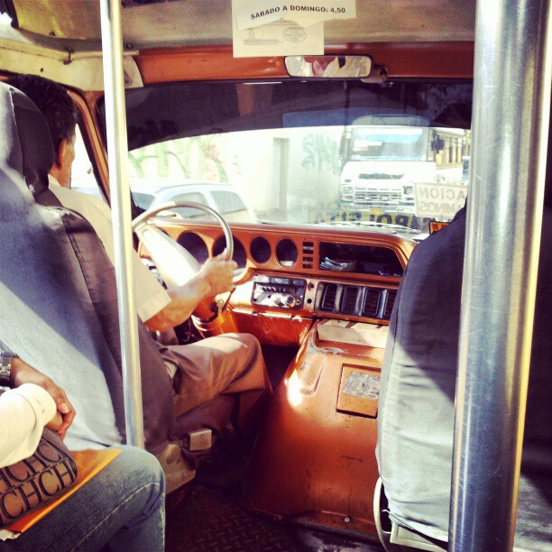 Interior de una camionetica caraqueña: la cabina. Foto @phil16814